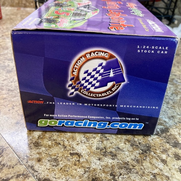 Signed Terry Labonte NASCAR Diecast 1/24 Car - Picture 6 of 7